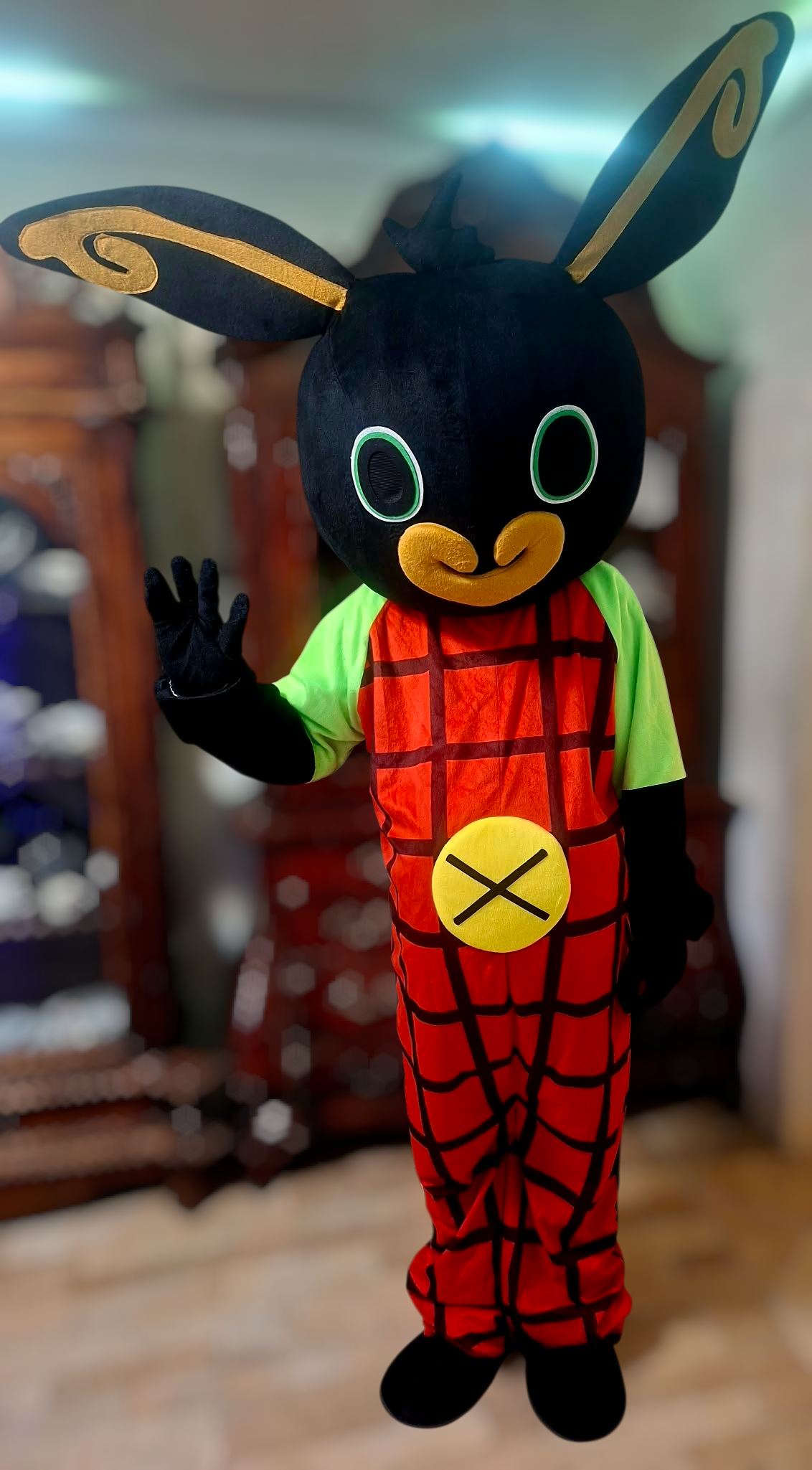 Bing Nyuszi jelmezben áll egy színes háttér előtt